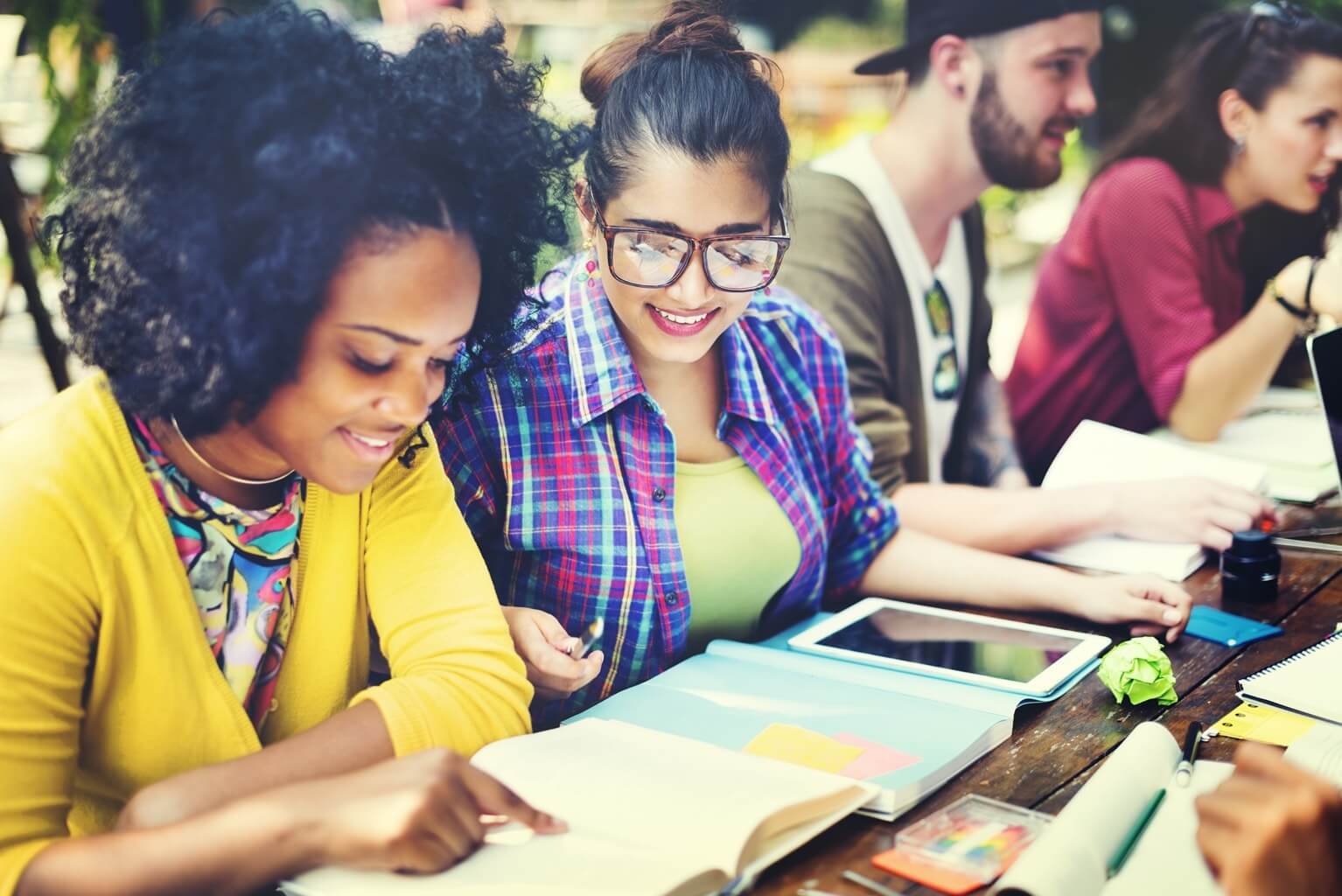 Étudier au Pays de Galles : étudiants révisant à l'extérieur.